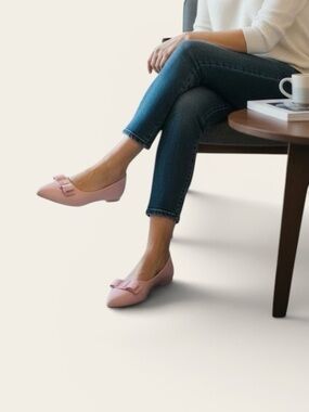 NWOT: size 8 pale pink flats with a bow